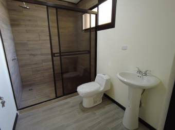 Se vende moderna casa en residencial de San Rafael de Heredia 26-160