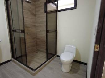 Se vende moderna casa en residencial de San Rafael de Heredia 26-160