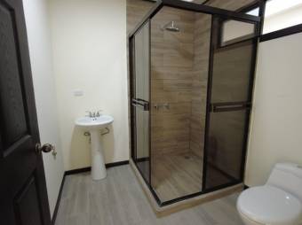 Se vende moderna casa en residencial de San Rafael de Heredia 26-160