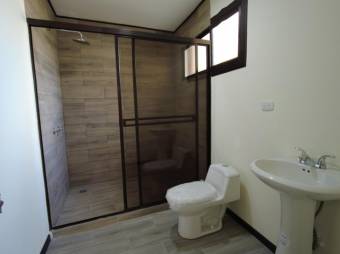 Se vende moderna casa en residencial de San Rafael de Heredia 26-160