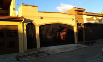 Se vende espaciosa casa en residencial de San Francisco Heredia 24-1163