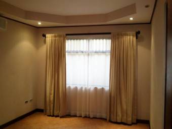 Se vende espaciosa casa en residencial de San Francisco Heredia 24-1163