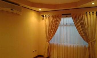 Se vende espaciosa casa en residencial de San Francisco Heredia 24-1163