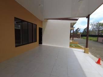 Se vende espaciosa casa con jardín en San Rafael de Heredia 26-137