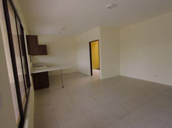 Se vende espaciosa casa con jardín en San Rafael de Heredia 26-137