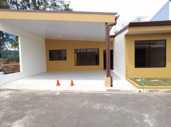 Se vende espaciosa casa con jardín en San Rafael de Heredia 26-137