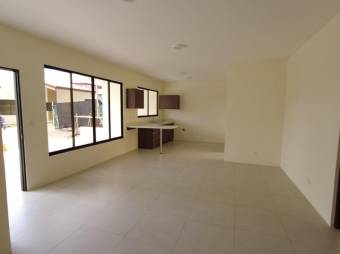 Se vende espaciosa casa con jardín en San Rafael de Heredia 26-137