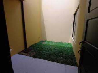 Se vende espaciosa casa con jardín en San Rafael de Heredia 26-137