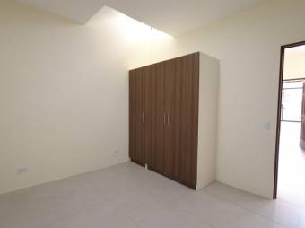 Se vende espaciosa casa con jardín en San Rafael de Heredia 26-137