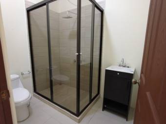 Se vende espaciosa casa con jardín en San Rafael de Heredia 26-137