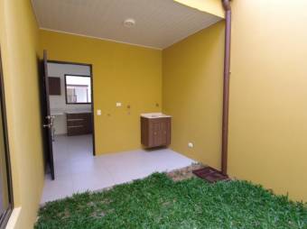 Se vende espaciosa casa con jardín en San Rafael de Heredia 26-137