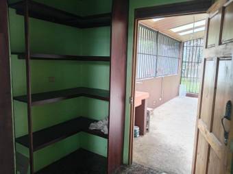 Se vende casa con amplio terreno en Tures de Heredia 26-616