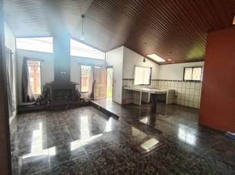 Se vende casa con amplio terreno en Tures de Heredia 26-616