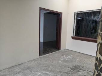 Se vende casa con amplio terreno en Tures de Heredia 26-616