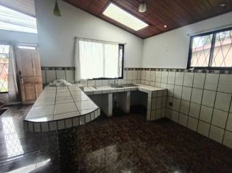 Se vende casa con amplio terreno en Tures de Heredia 26-616