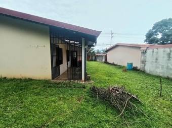 Se vende casa con amplio terreno en Tures de Heredia 26-616