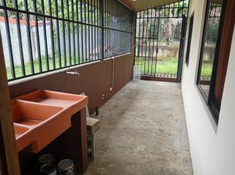 Se vende casa con amplio terreno en Tures de Heredia 26-616