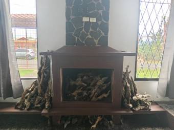 Se vende casa con amplio terreno en Tures de Heredia 26-616