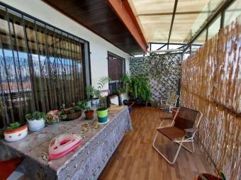 Se vende espaciosa casa con patio en Santa Lucia de Barva 26-568