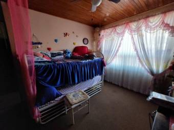 Se vende espaciosa casa con patio en Santa Lucia de Barva 26-568