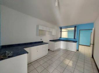 Se vende espaciosa casa con patio en Guadalupe de Goicoechea 26-580