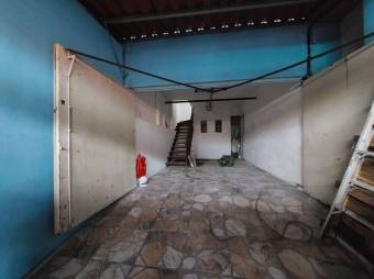 Se vende espaciosa casa con patio en Guadalupe de Goicoechea 26-580