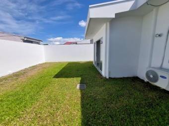 Se vende moderna casa con patio en condominio de San Antonio Belén 26-619