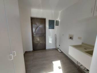 Se vende moderna casa con patio en condominio de San Antonio Belén 26-619