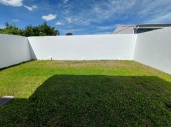 Se vende moderna casa con patio en condominio de San Antonio Belén 26-619