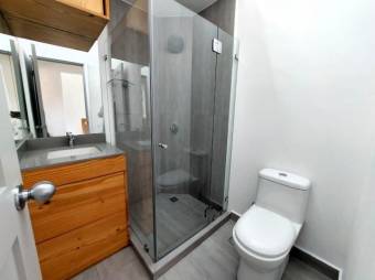 Se vende moderna casa con patio en condominio de San Antonio Belén 26-619