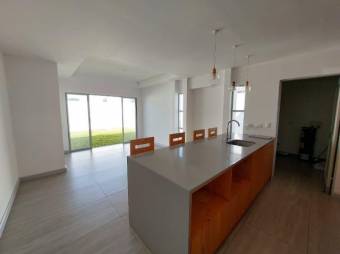 Se vende moderna casa con patio en condominio de San Antonio Belén 26-619
