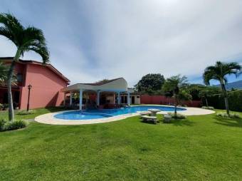 Se vende moderna casa en condominio de Pozos Santa Ana 26-671