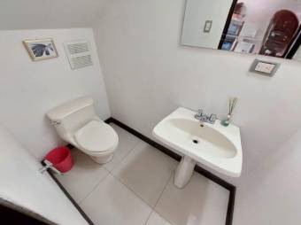 Se vende moderna casa en condominio de Pozos Santa Ana 26-671