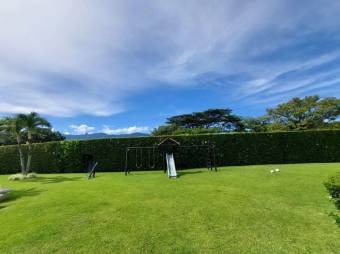 Se vende moderna casa en condominio de Pozos Santa Ana 26-671