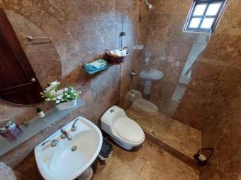 Se vende espaciosa casa con patio y terraza en San Miguel de Heredia 26-693