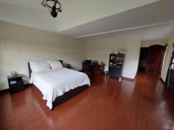 Se vende espaciosa casa con patio y terraza en San Miguel de Heredia 26-693