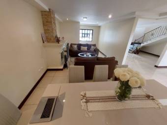 Se vende espaciosa casa con patio y terraza en San Miguel de Heredia 26-693