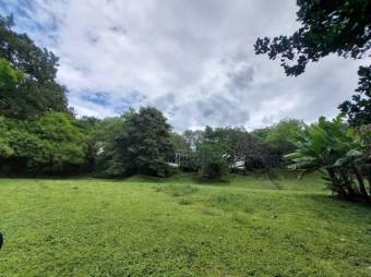 Se vende moderna propiedad de 5000m2 en San Antonio de Belen 26-673