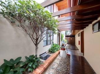 Se alquila espaciosos apartamento amoblado en La Sabana 26-507