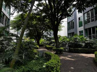 Se alquila moderno apartamento en condominio de Santa Ana 26-770