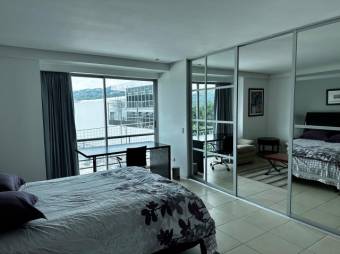 Se alquila moderno apartamento en condominio de Santa Ana 26-770