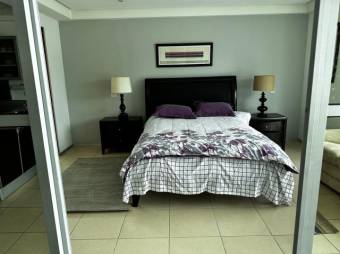 Se alquila moderno apartamento en condominio de Santa Ana 26-770