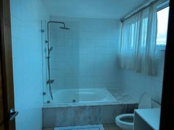 Se alquila moderno apartamento en condominio de Santa Ana 26-770