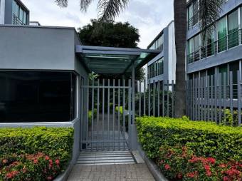 Se alquila moderno apartamento en condominio de Santa Ana 26-770