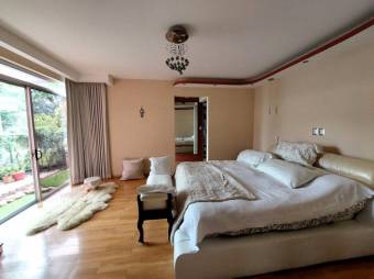 Se vende amplia propiedad con 2 casas en Santo Domingo Heredia 26-280