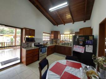 Se vende propiedad con casa y 2 apartamentos en Santa bárbara Heredia 24-1075