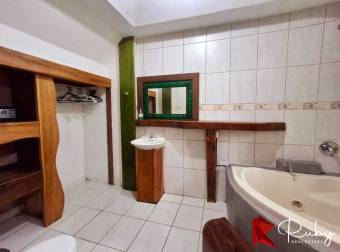 En Venta The Jungle Mansion  en Playa Negra de Puerto Viejo, Talamanca