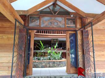 En Venta The Jungle Mansion  en Playa Negra de Puerto Viejo, Talamanca