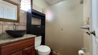 Se alquila espaciosa casa de 2 plantas en Pozos de Santa Ana 26-749