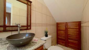 Se alquila espaciosa casa de 2 plantas en Pozos de Santa Ana 26-749